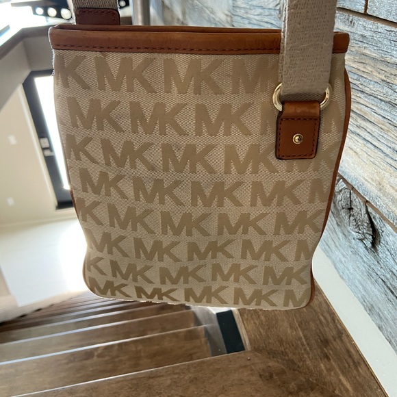 Michael Kors Cross Body - Picture 4 of 4